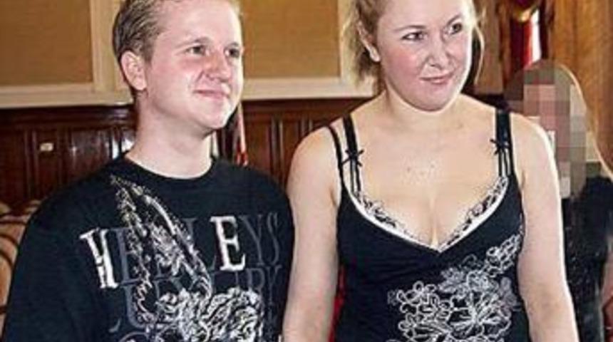 Porno yıldızı aynı anda 5 kocalı &ccedil;ıktı