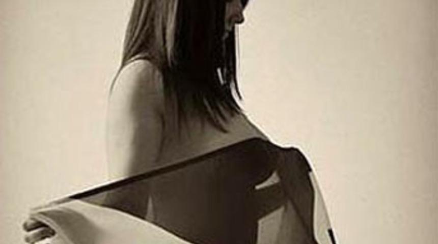 Asker eşleri soyundu