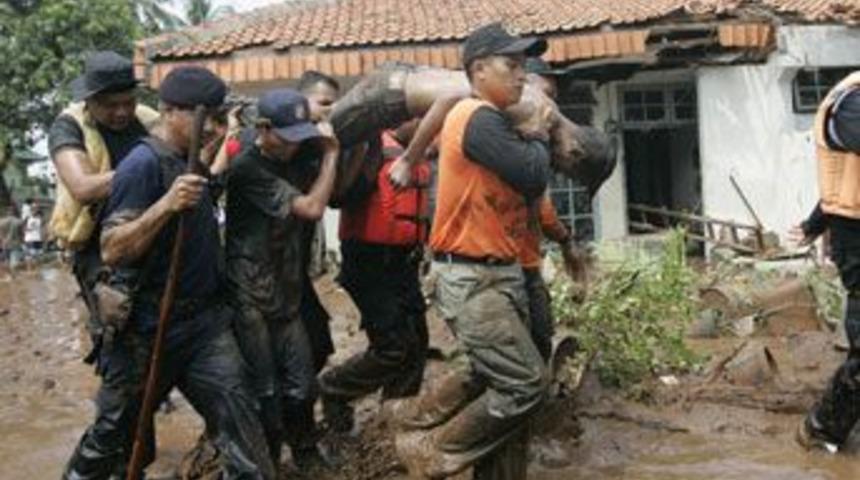 Endonezya'da can kaybı 90'ı ge&ccedil;ti