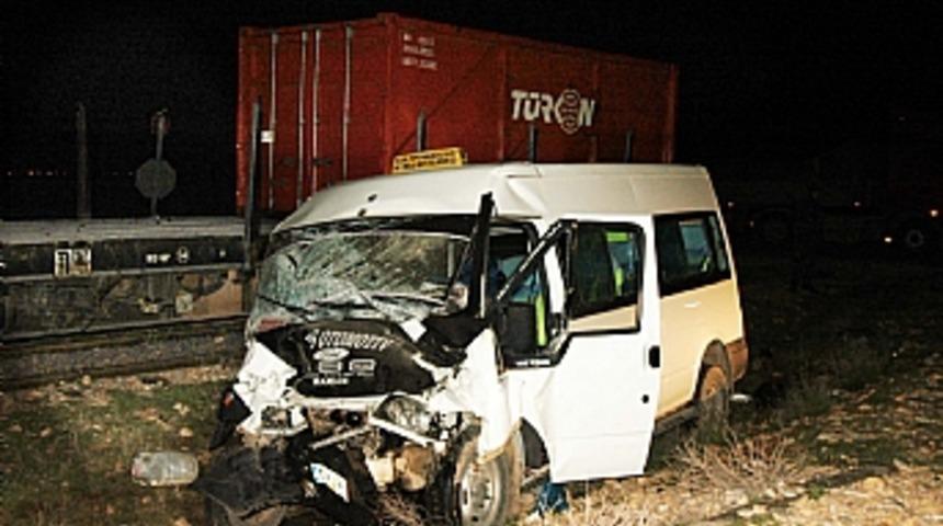 Tren minib&uuml;se &ccedil;arptı: 1 &ouml;l&uuml;
