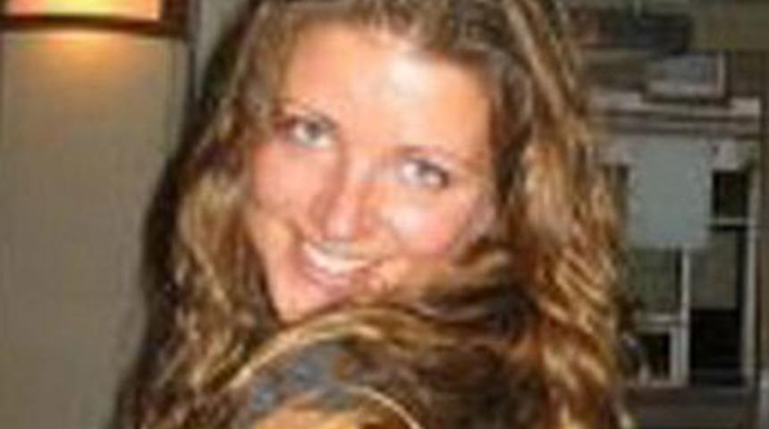 Bira v&acirc;risi u&ccedil;akta &ccedil;ırıl&ccedil;ıplak soyundu