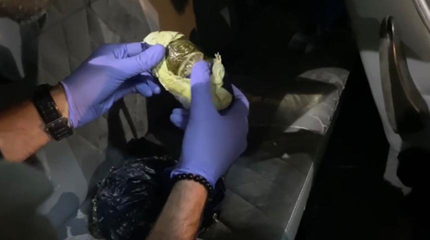 Yok artık dedirtti! Aracın tavanından uyuşturucu çıktı