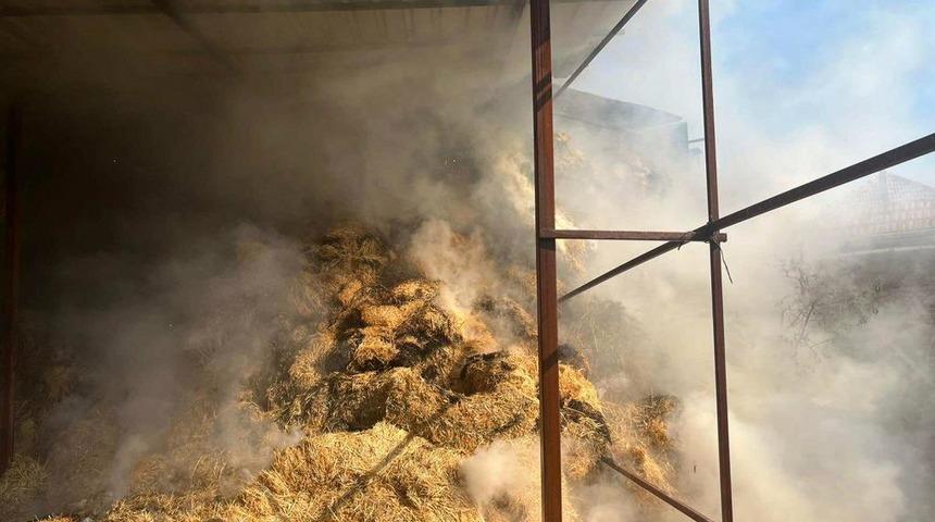 Uşak'ta çıkan yangında bir metruk ev ile saman ve buğday deposu yandı