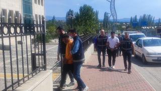 Telefonda duyduklarına kanıp arabasını bile sattı! 1 kilo altın, 70 bin Euro... Yabancı uyruklular, yaşlı adamı soyup soğana çevirdi