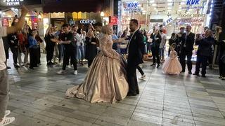 Trabzonspor taraftarları takımlarının galibiyetini horon ve kol bastı oynayarak kutladı