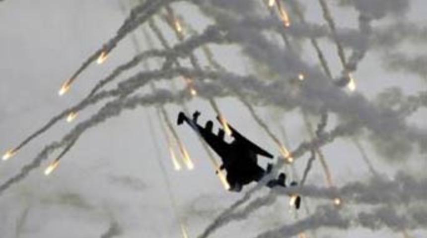 Jetlerle adeta oynuyorlar!