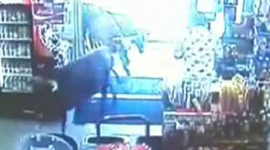 İnekler d&uuml;kkan bastı!