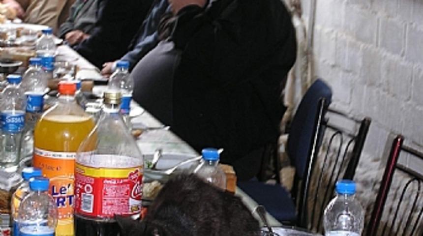 Valinin sofrasında bir kedi