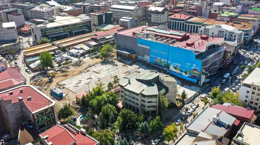 Kent meydanı açılışa hazırlanıyor