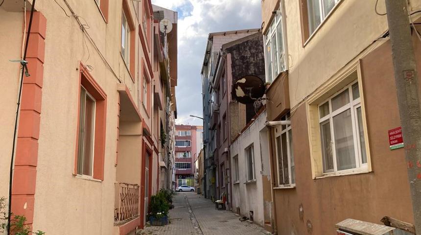 Dubleks daireden yan binaya geçmek isterken... Çatıdan düşüp hayatını kaybetti! Aranması varmış