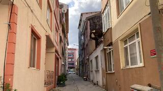 Dubleks daireden yan binaya geçmek isterken... Çatıdan düşüp hayatını kaybetti! Aranması varmış