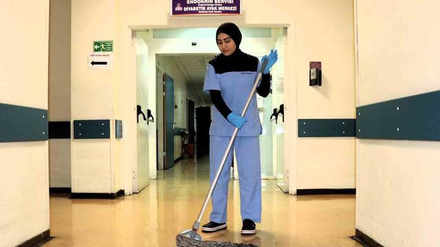 Doktorluk hayali için ilk adımı attı! Temizlik personeli olarak çalıştığı hastanenin tıp fakültesini kazandı