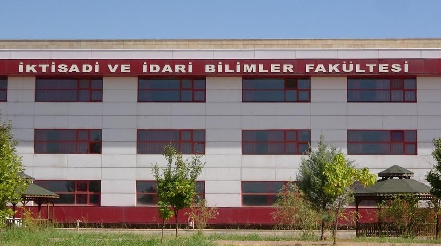 Dicle &Uuml;niversitesi&rsquo;nde eski kız &ouml;ğrenci dekan yardımcısını bı&ccedil;akladı