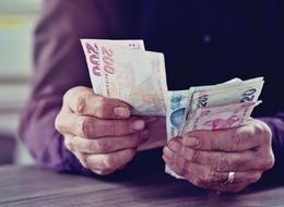 Emekliye zam düzenlemesinde detaylar ortaya çıktı: Ekim’in üçüncü haftası başlıyor! Seyyanen zam mı, Cumhuriyet ikramiyesi mi? Tüm olasılıklar masada…