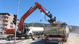 Hatay'da hurda inşaat demiri yüklü tır devrildi
