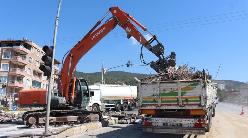 Hatay'da hurda inşaat demiri yüklü tır devrildi