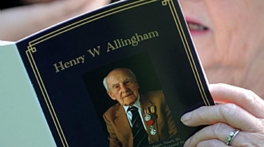 D&uuml;nyanın en yaşlı insanı toprağa verildi