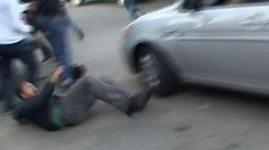 Kameramana otomobil &ccedil;arptı