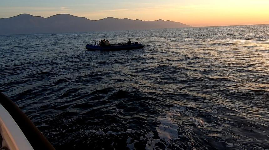 Aydın açıklarında sürüklenen bottaki 24 düzensiz göçmen kurtarıldı