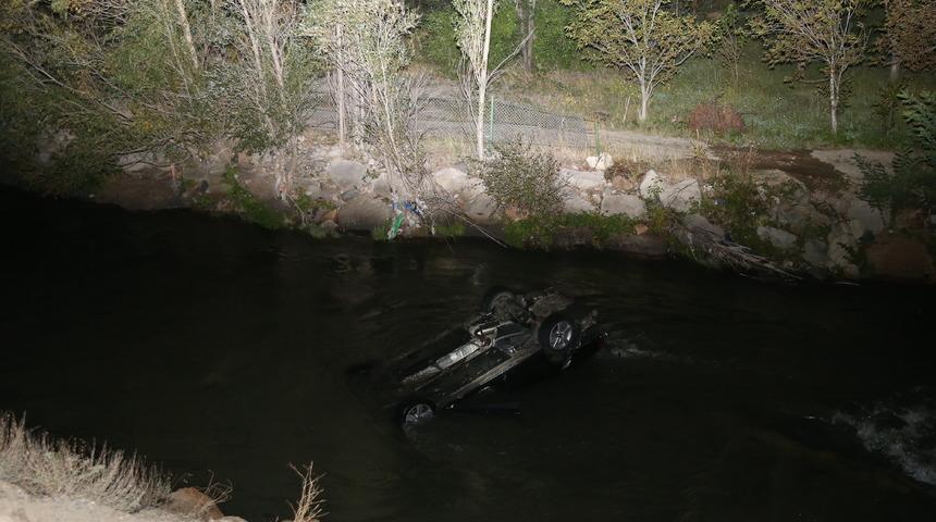 Erzurum'da dereye devrilen otomobildeki 2 kişi öldü, 3 kişi yaralandı