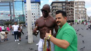 Yer: Taksim... Vatandaşlar hayretle onu izledi! Fotoğraf çektirmek için adeta birbirleriyle yarıştılar