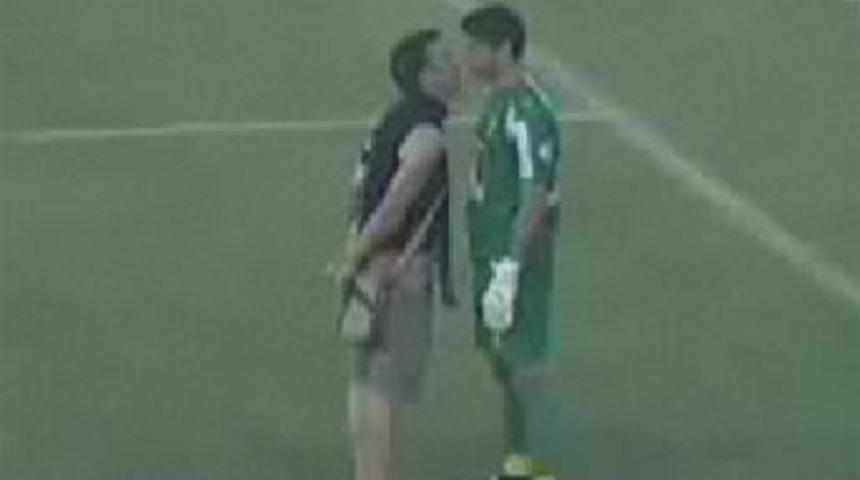 Sahaya daldı kaleciyi tokatladı