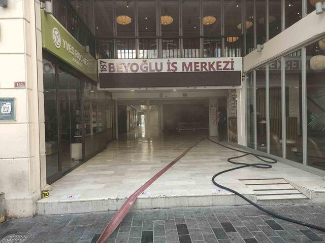 İstiklal Caddesi’nde yangın paniği: Cadde dumanla kaplandı