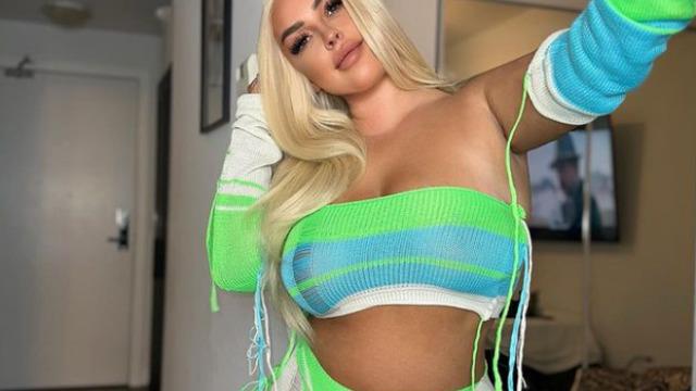 Büyük beden sosyal medya fenomeni Sara Albay ev haliyle büyüledi! Mutfak tezgahının üzerine oturup poz verdi