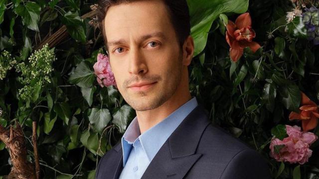 Camdaki Kız'ın Sedat'ının sevgilisi güzelliğiyle büyüledi! İkinci yıla özel poz