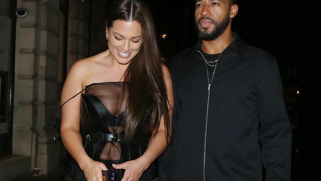 Ashley Graham tül elbisesine hakim olamadı! Kapatmaya çalıştı ama...