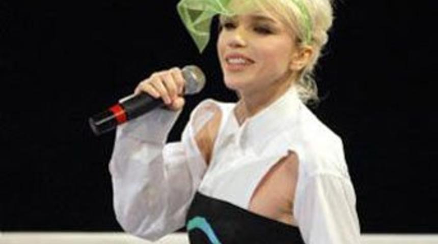 Hayranı dudağından &ouml;pmek istedi