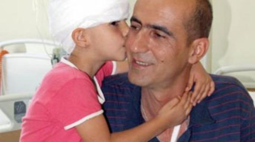 Kurdun ağzına elini sokarak kızını kurtardı