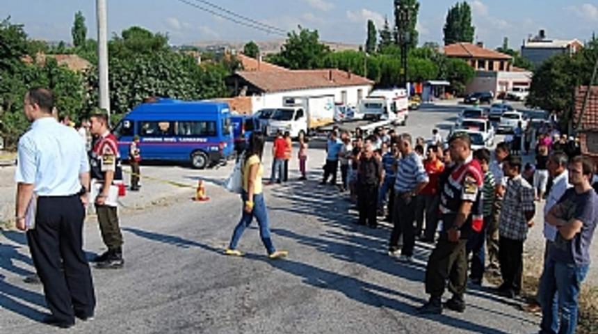 Kontrolden &ccedil;ıkan minib&uuml;s iş&ccedil;ilerin arasına daldı