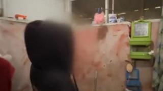 Arkadaşı tuvaletin camından banyo yaparken videosunu çekti! Müstehcen görüntüleri sosyal medyada paylaştı... Tesadüf eseri öğrendim