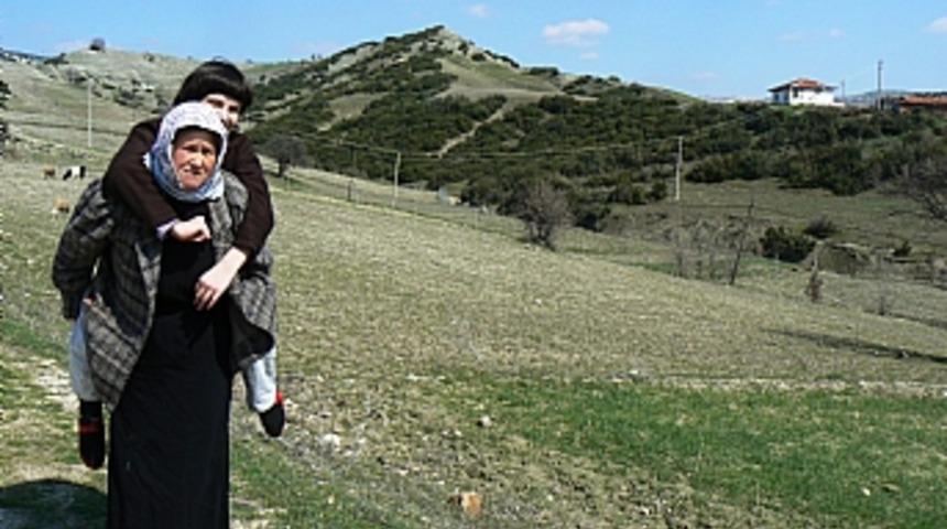 Yaşamı anne sırtında ge&ccedil;iyor