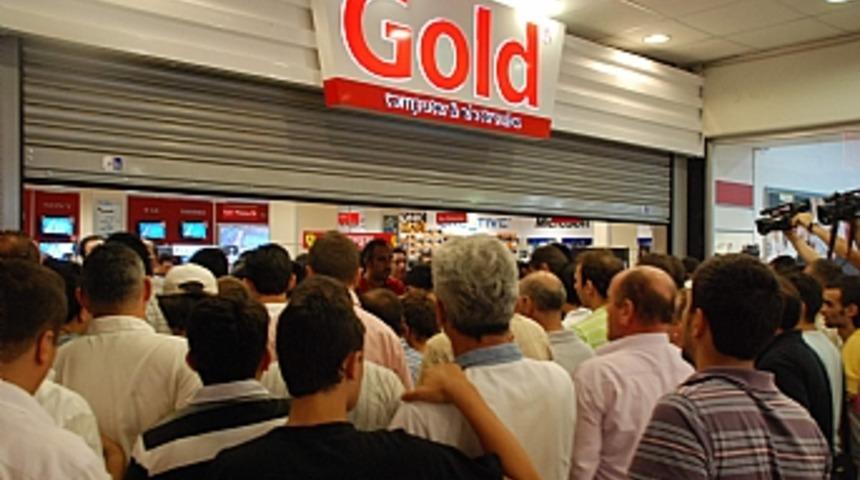 Mağaza a&ccedil;ılışında izdiham  