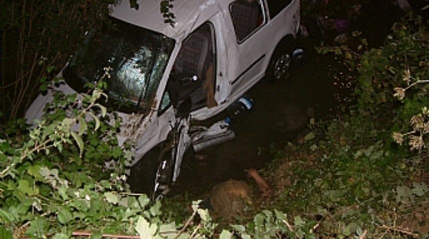 Kocaeli'de otomobil dereye u&ccedil;tu: 1 &ouml;l&uuml;