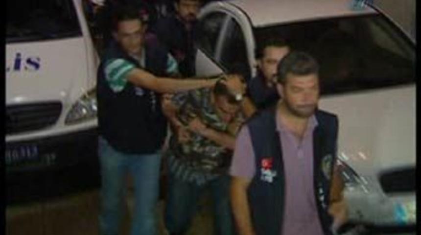 &Ccedil;ocuklarını g&ouml;stermediği i&ccedil;in karısını &ouml;ld&uuml;rd&uuml;