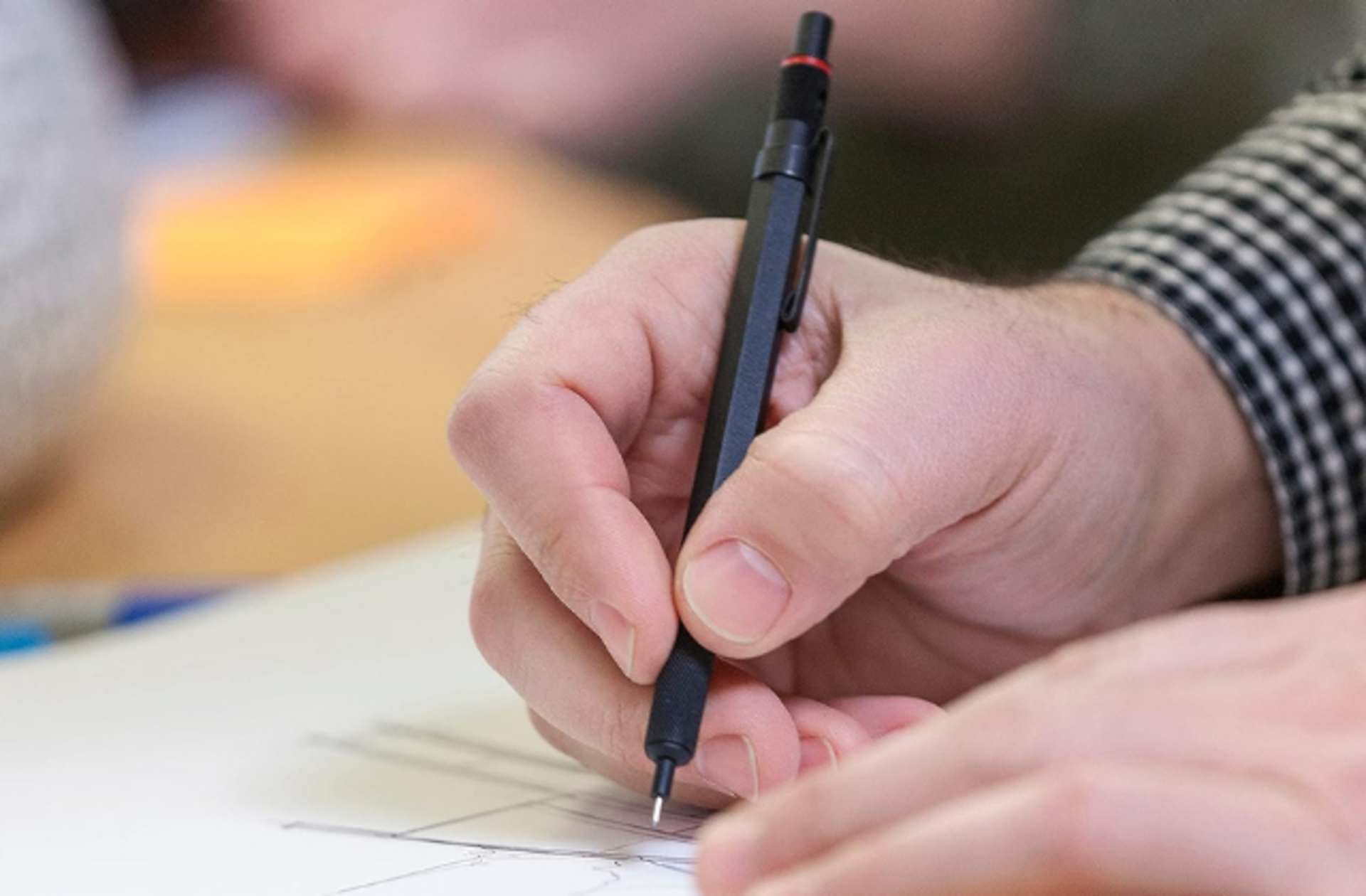 Ergonomik yapılarıyla daha güzel yazmanızı sağlarken yormayacak en iyi versatil kalemler