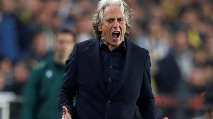 Suudi Arabistan ekibi Al-Hilal'i çalıştıran Jorge Jesus takımı berabere kalınca çıldırdı! "Böyle bir şey görmedim"