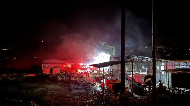 Düzce'de kereste fabrikasının toz silosunda çıkan yangın söndürüldü