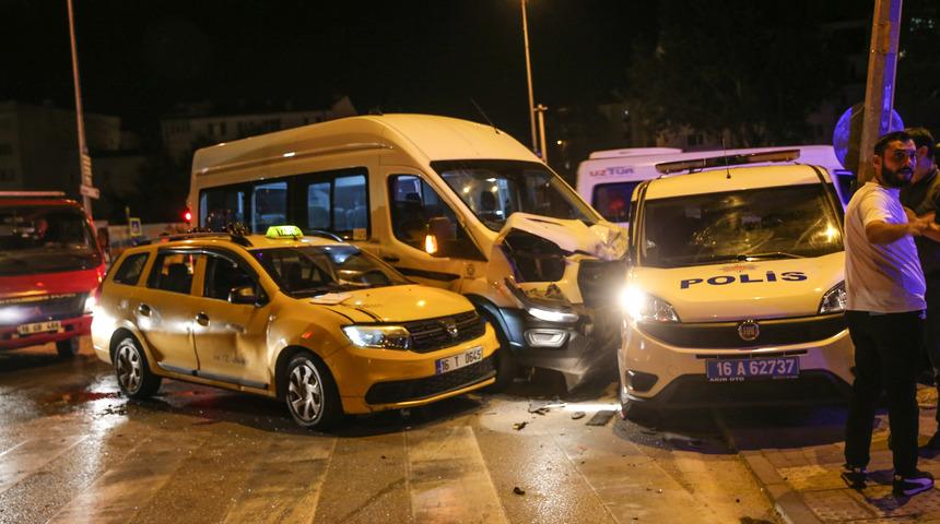 Bursa'da polis aracı, taksi ve servisin karıştığı kazada 6 kişi yaralandı