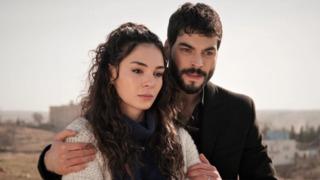 Hercai'nin yıldızı Akın Akınözü’nün annesi de çok ünlü çıktı! Görenler şaştı kaldı