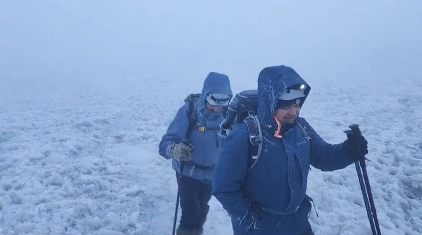 Sis ve fırtına tırmanışa engel olmadı, Ağrı Dağı’nın zirvesi dağcıları ağırladı