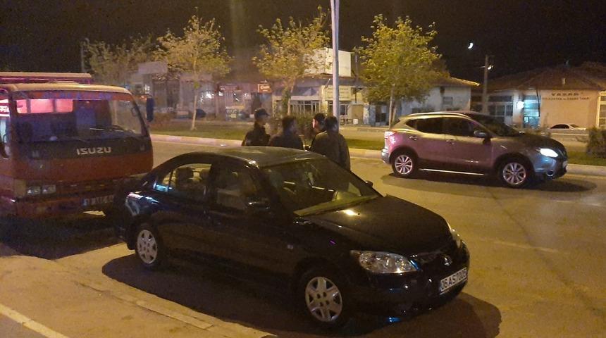 Çorum'da kaza yapan sürücü, yoldan geçen genç tarafından bıçakla yaralandı