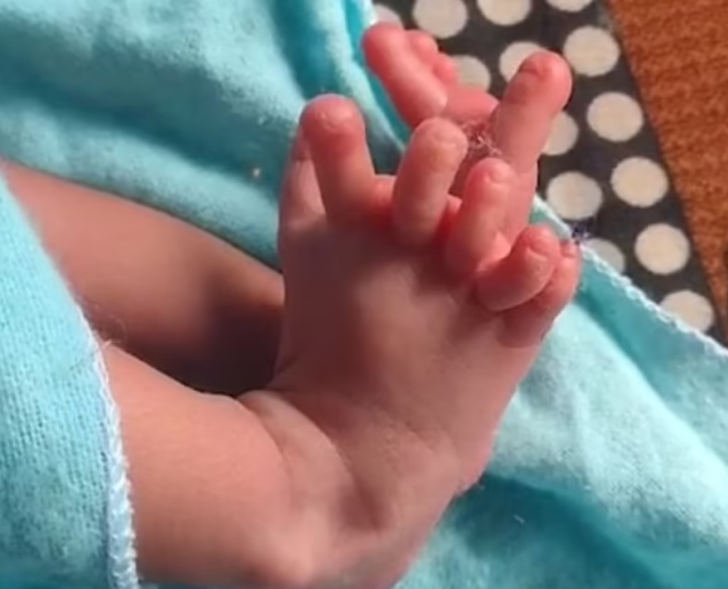 26 parmakla dünyaya geldi! Yerel halk onu görmek için adeta birbirleriyle yarıştı... Tanrıça olarak kabul ediliyor G2