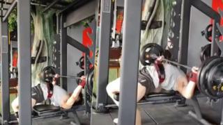 Çin'de eski spor salonu antrenörü 120 kiloluk halteri kaldırmaya çalışırken boynuna düşürdü! Kendi ölümünü böyle kaydetmiş