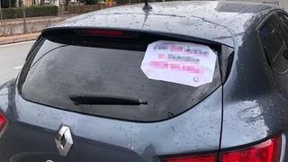 Arabasının arka camına astı! Sürücünün o yazısı görenleri hem şaşırttı hem gülümsetti