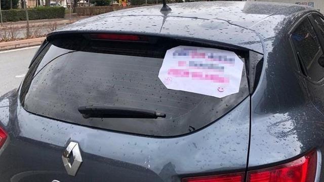 Arabasının arka camına astı! Sürücünün o yazısı görenleri hem şaşırttı hem gülümsetti
