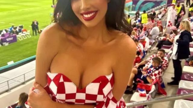 Sosyal medya fenomeni Ivana Knöll tribündeki yeniden tribündeki yerini aldı! Tarzı gündem yaratmayı başardı